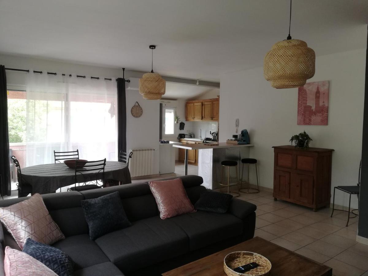 Superbe appartement de 90m2 à Uzes super équipé avec Garage et grand parking privatif Extérieur photo